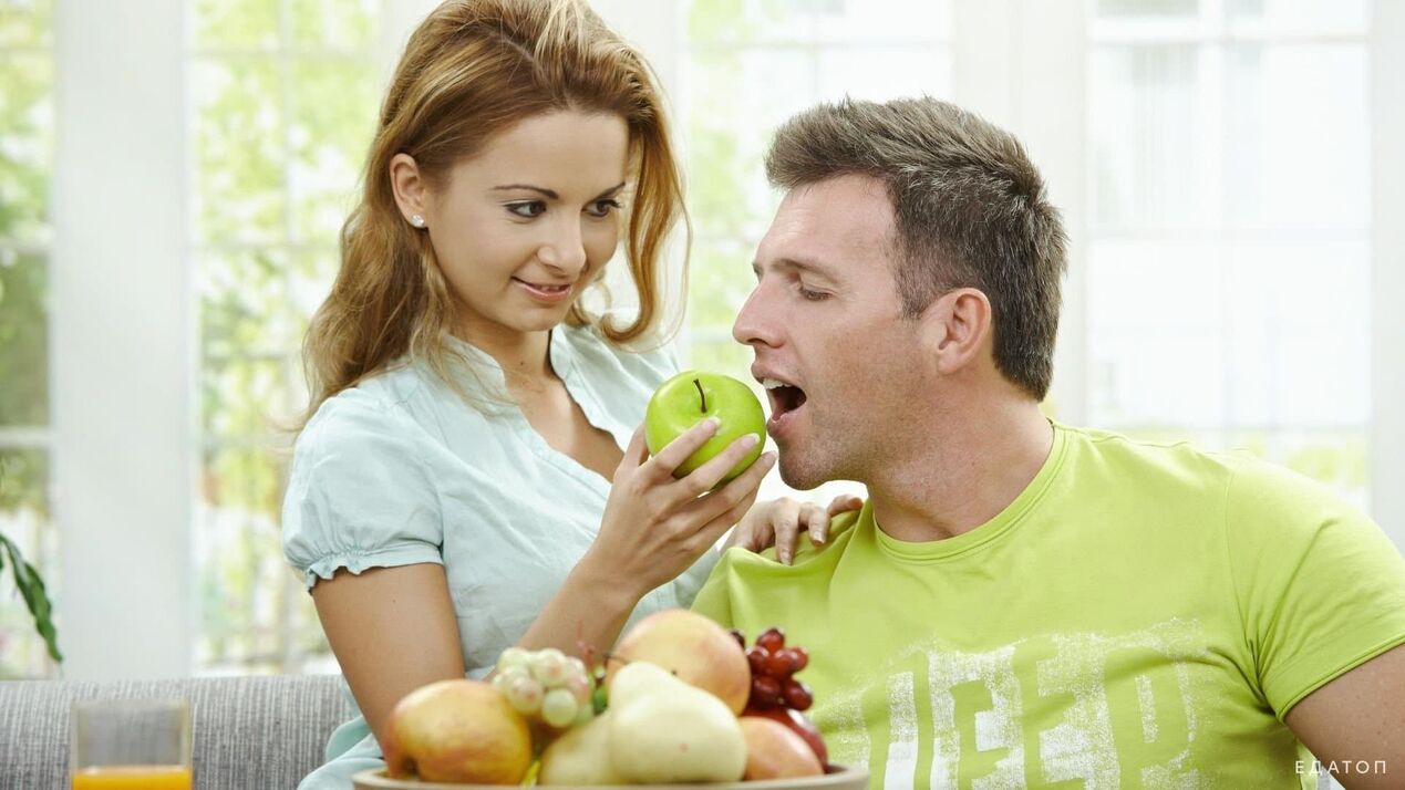 Mädchen füttert Mann mit gesundem Essen
